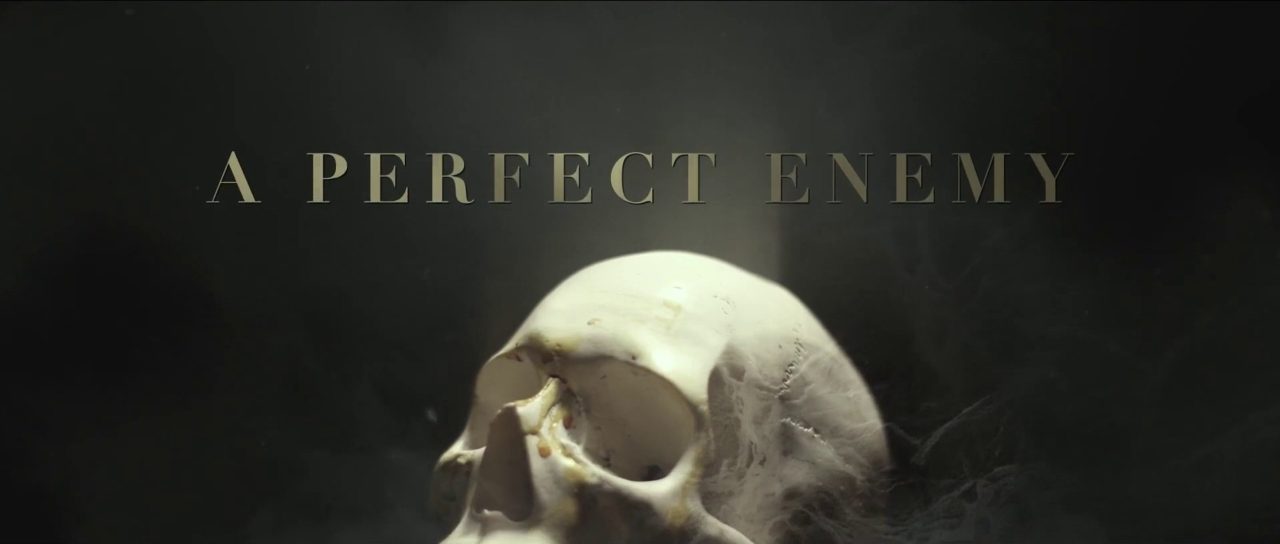 《完美的敵人》影評：燒腦如《佈局》、驚悚如希區考克《驚魂記》