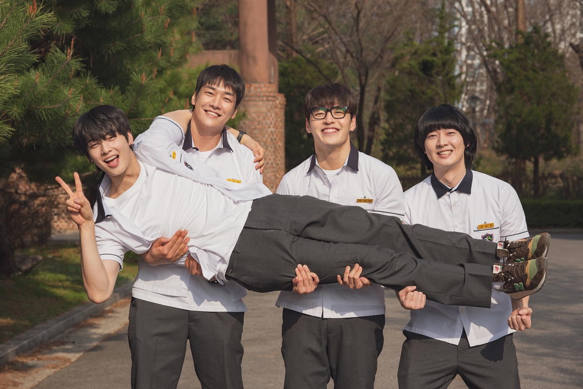 《放飛旅行團》影評：無所不在的車銀優、和令人魂牽夢縈的青春回憶