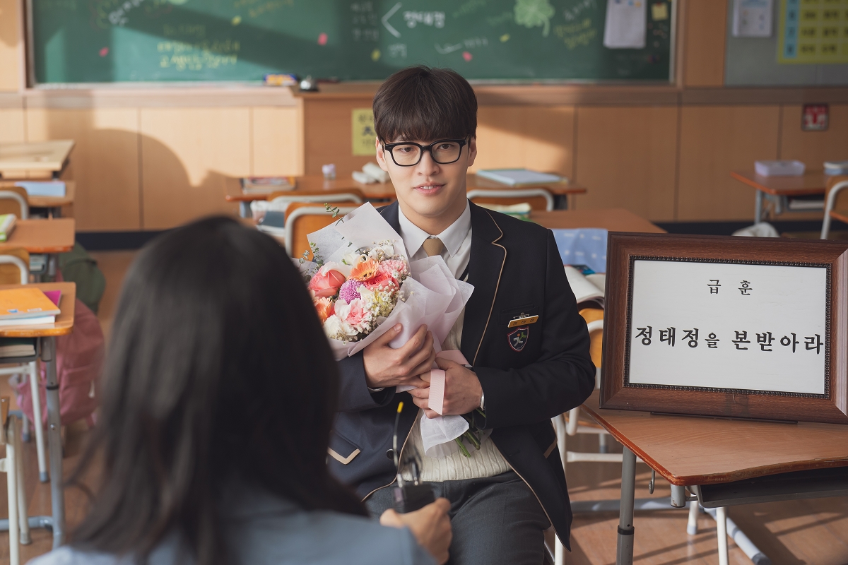 《放飛旅行團》影評：無所不在的車銀優、和令人魂牽夢縈的青春回憶