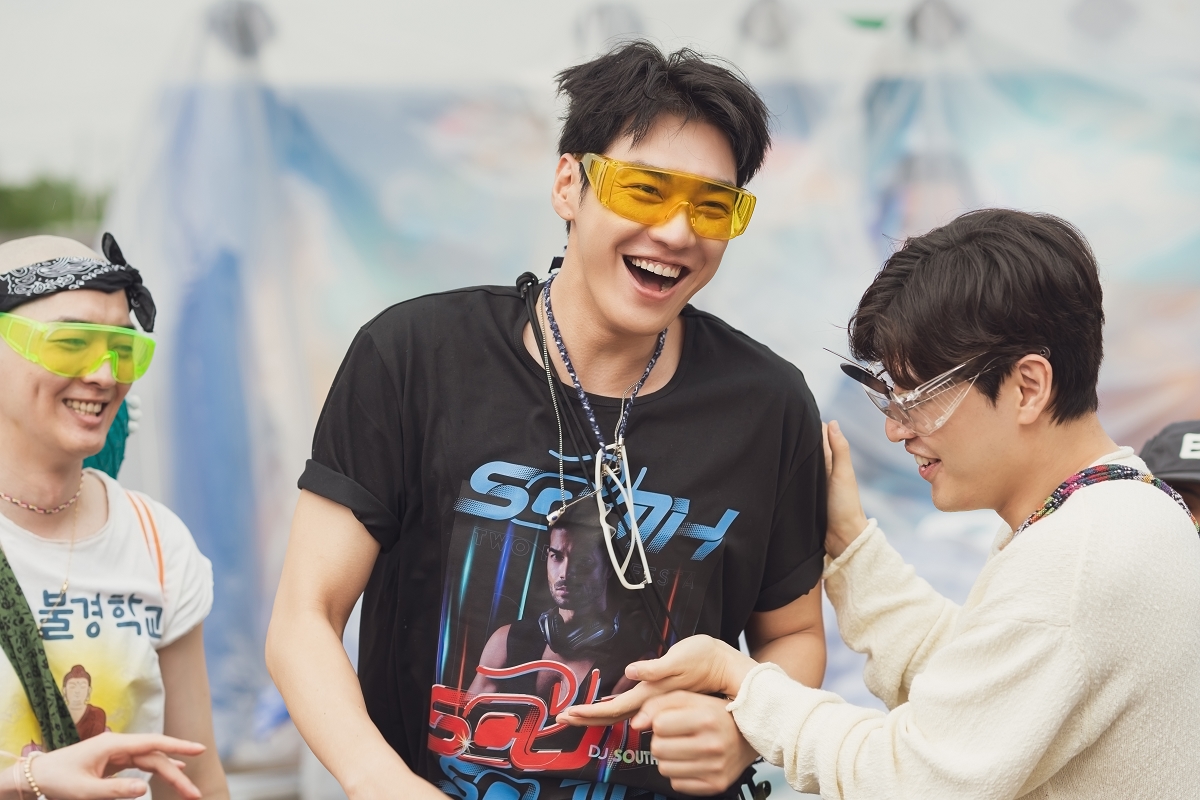 《放飛旅行團》影評：無所不在的車銀優、和令人魂牽夢縈的青春回憶