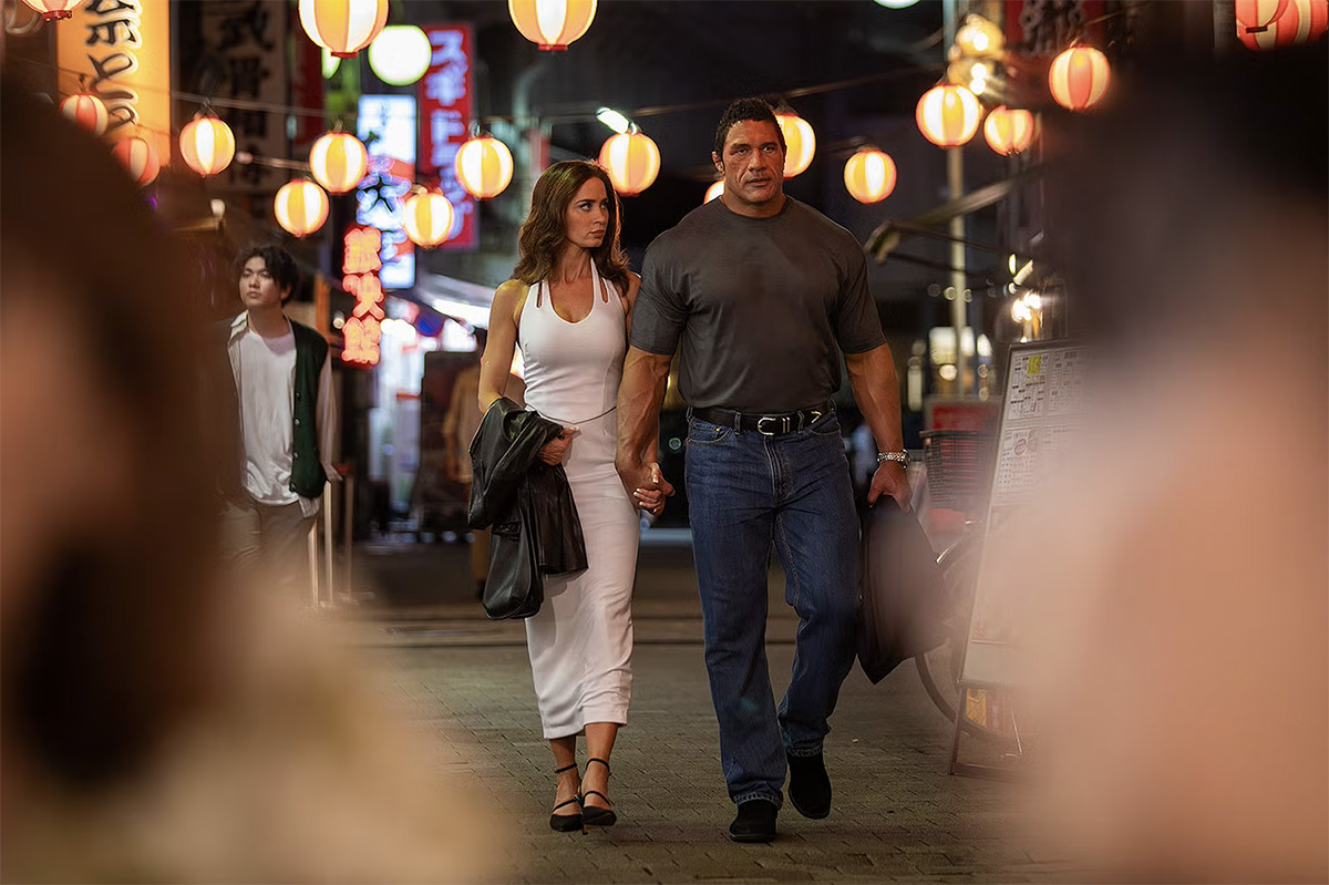 《重擊人生》影評：巨石強森、艾蜜莉布朗嗑了什麼？都給我來一份！