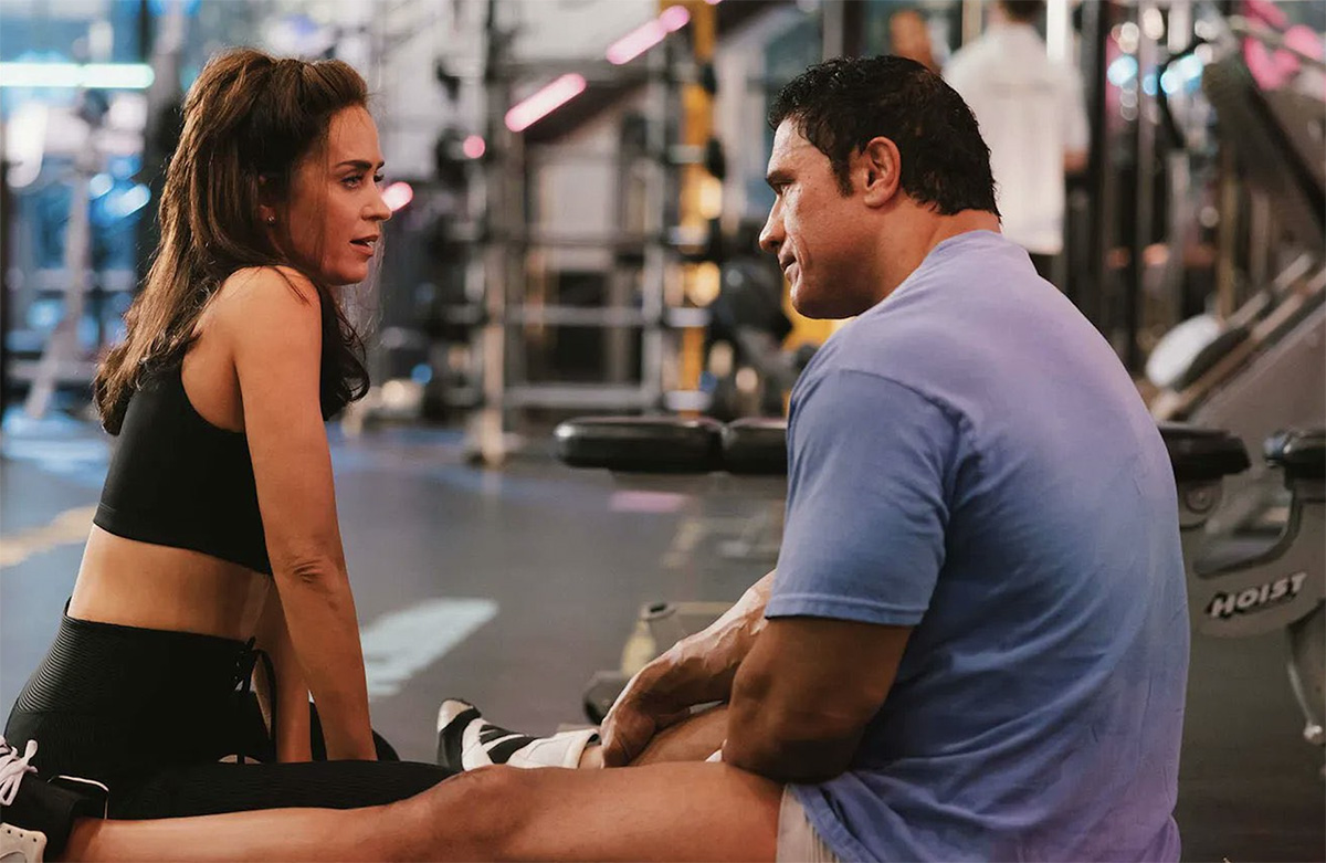 《重擊人生》影評：巨石強森、艾蜜莉布朗嗑了什麼？都給我來一份！