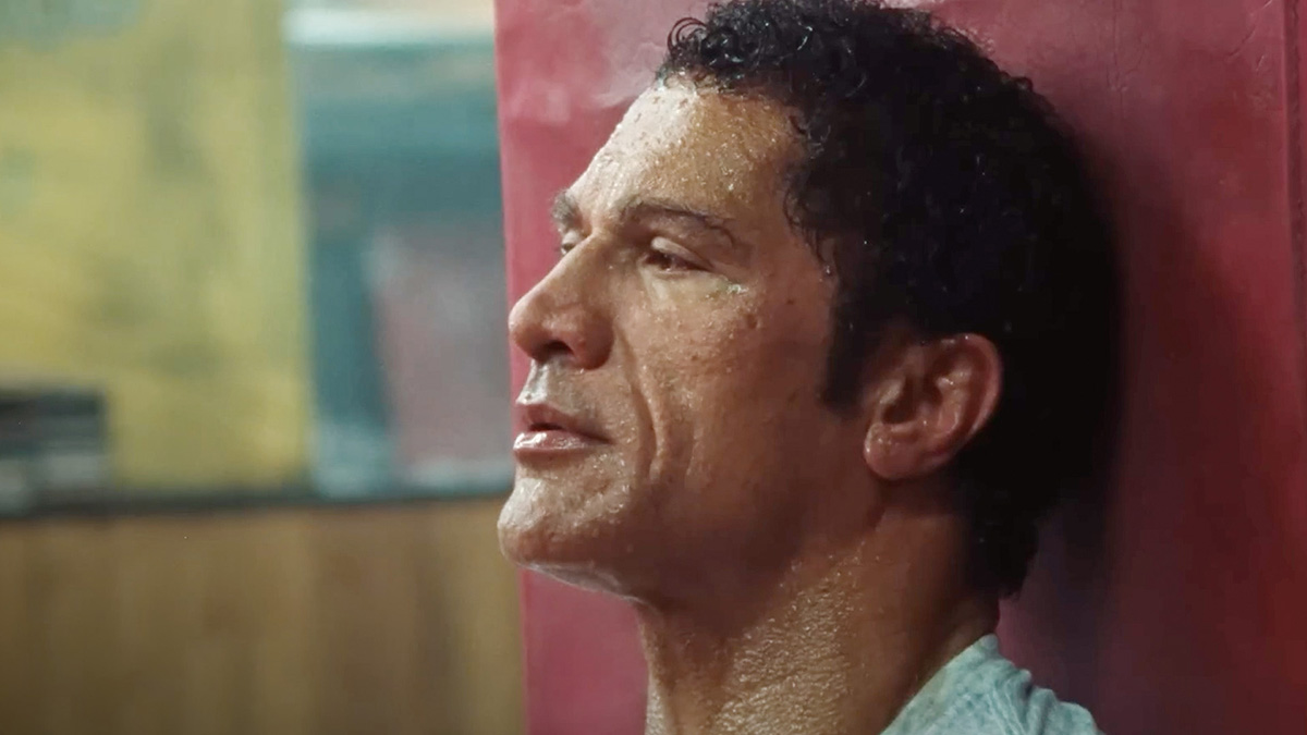 《重擊人生》影評：巨石強森、艾蜜莉布朗嗑了什麼？都給我來一份！